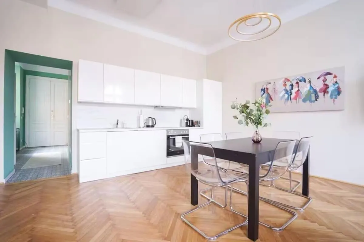 8 Minutes To Inner City I 5 Min Walk To Metro I Wifi Vienna 0*,  Austria