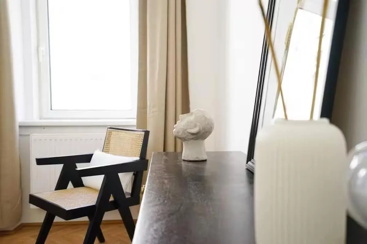 8 Minutes To Inner City I 5 Min Walk To Metro I Wifi Vienna Apartment