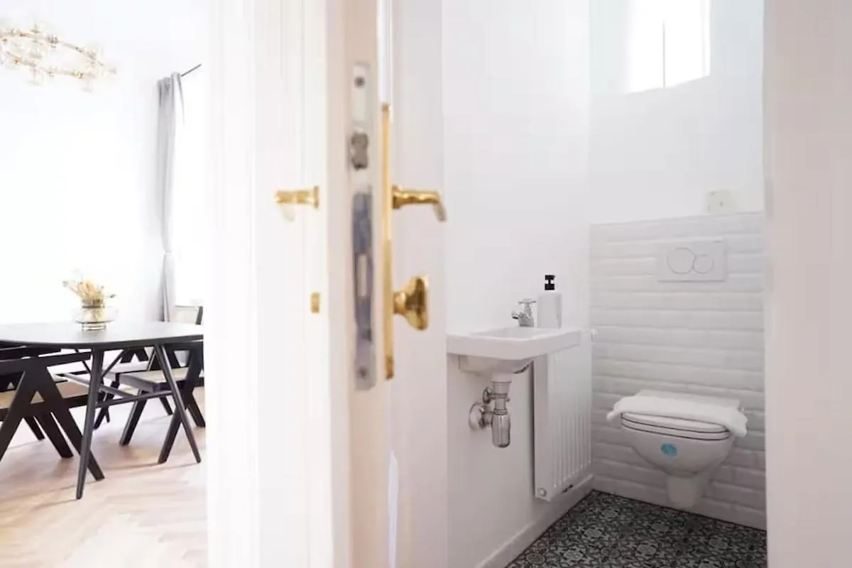 8 Minutes To Inner City I 5 Min Walk To Metro I Wifi Vienna 0*,  Austria