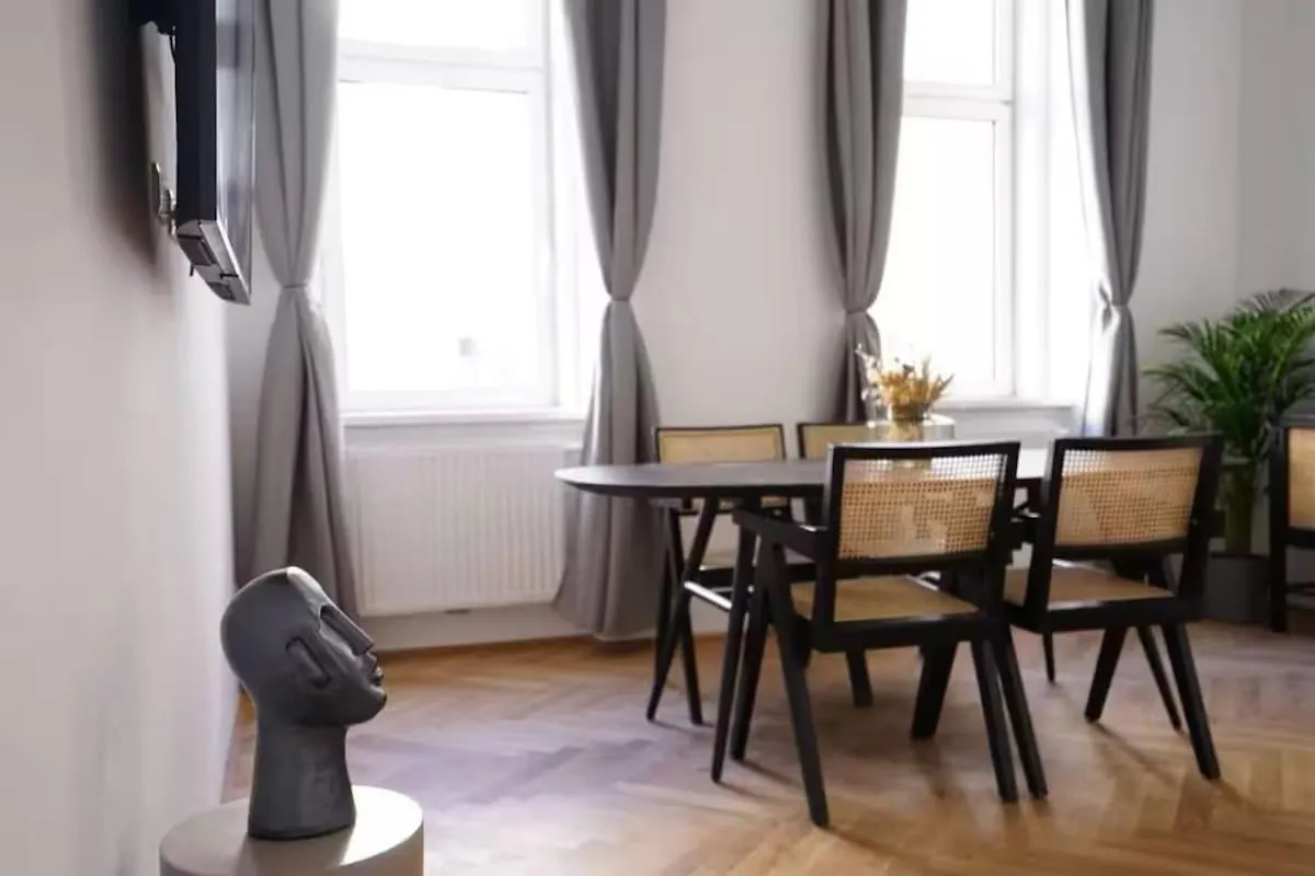 8 Minutes To Inner City I 5 Min Walk To Metro I Wifi Vienna 0*,  Austria