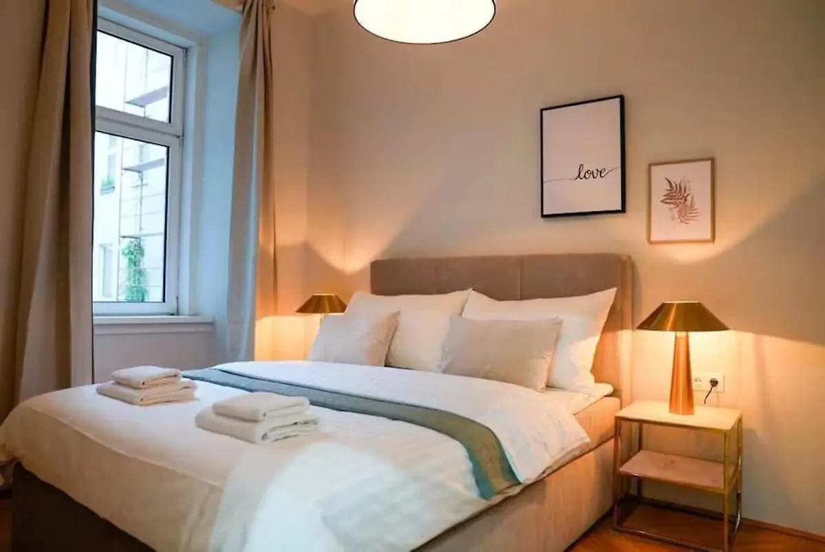 8 Minutes To Inner City I 5 Min Walk To Metro I Wifi Vienna Apartment