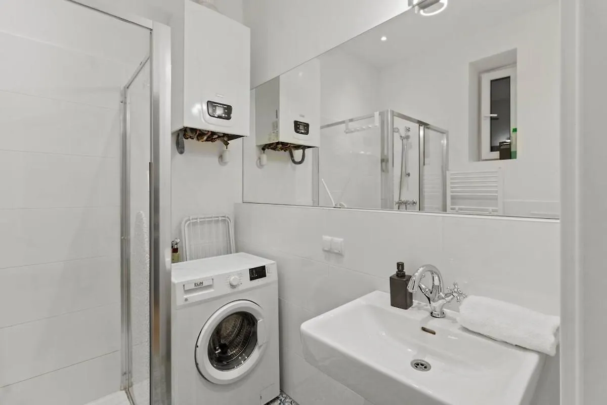 8 Minutes To Inner City I 5 Min Walk To Metro I Wifi Vienna Apartment